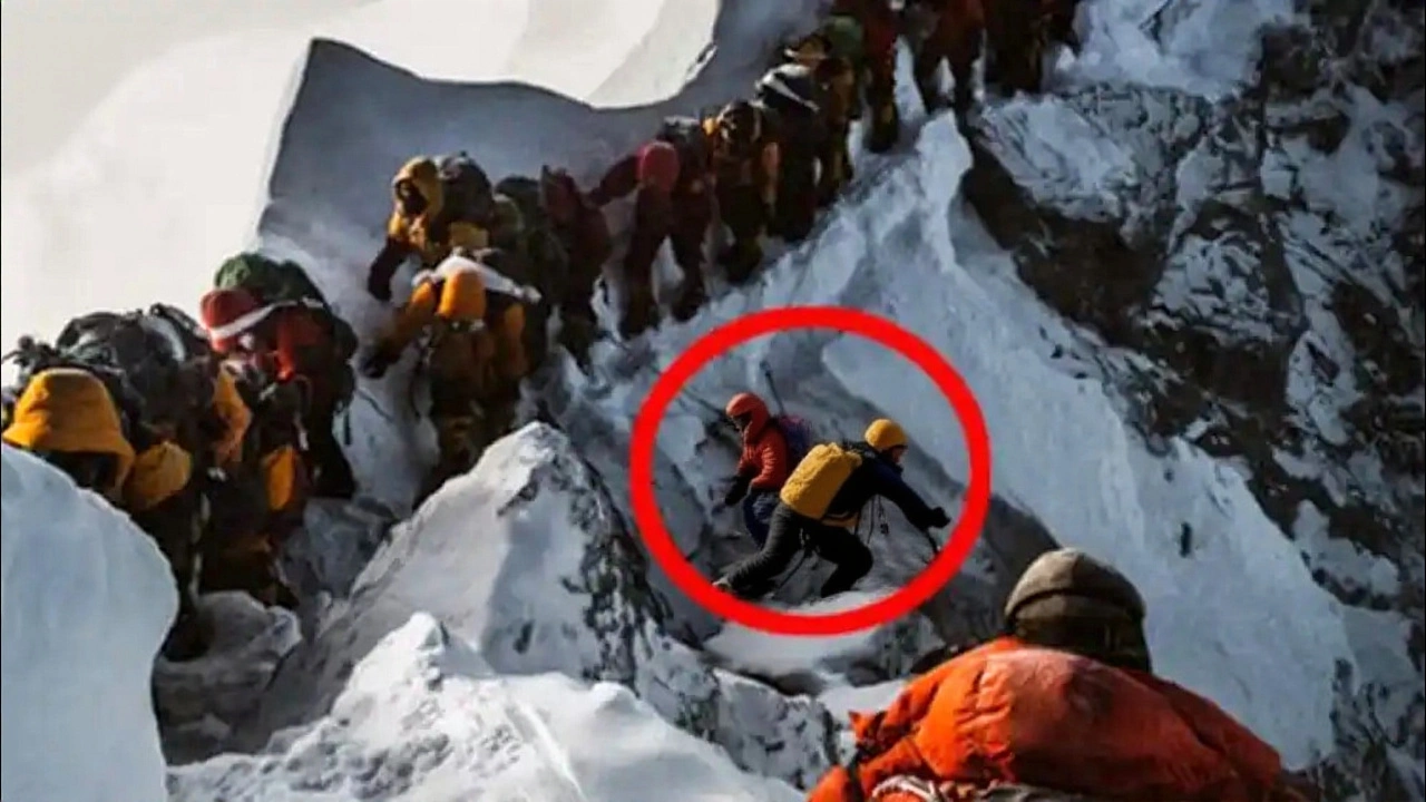 Blizzard Traps 200 Hikers on Everest as Rescue Ops Save 350